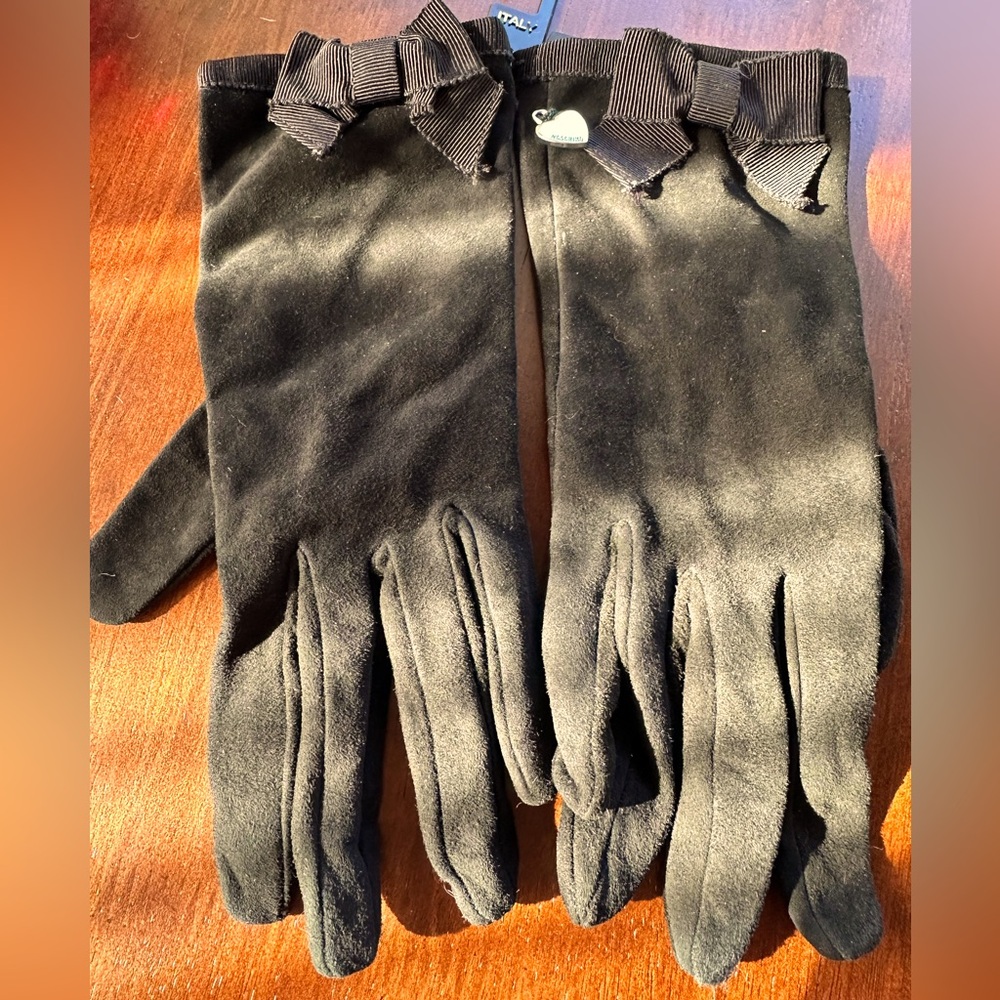 Moschino suede gloves with grosgrain trim bow size 7.5 Made in Italy.